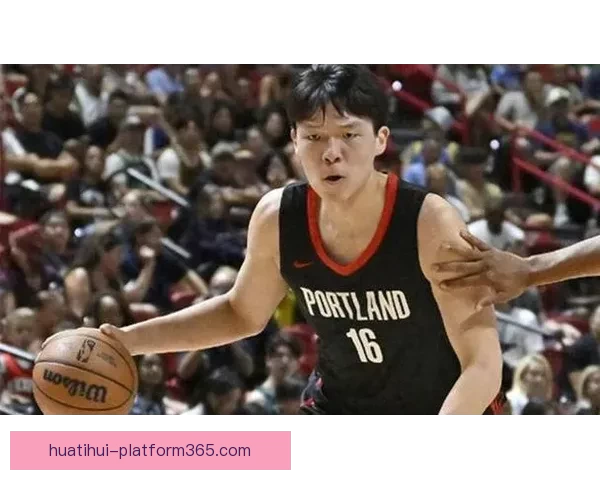 杨瀚森6分4篮板遭恶意抱摔裁判判罚引球迷狂嘘